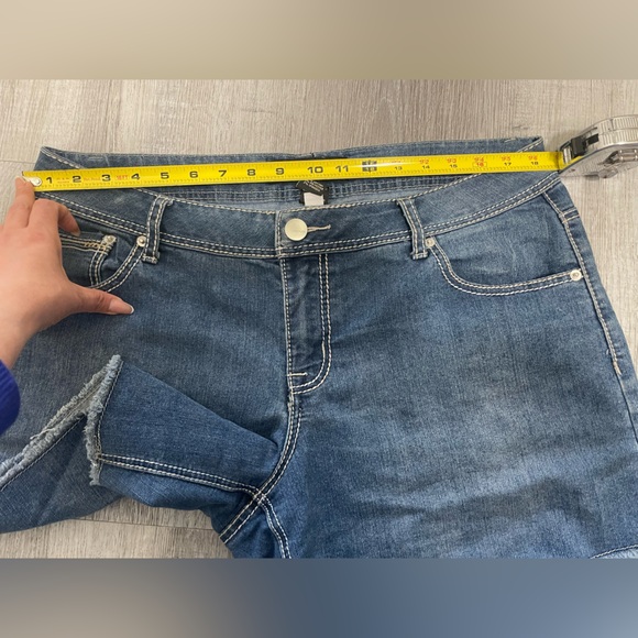 Venezia women ๐๐ Blue Jean Distressed Shorts Rolled Hems Casual, size 14, GUC - Picture 6 of 9